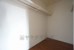 同仕様写真。ファミリークローク完備。洋服や小物などを1箇所にまとめて美しい収納を実現します。