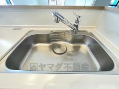 色も形もキレイなシンクは、広さも確保しているので、大きめの鍋も簡単に洗えます。