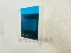 防犯性もばっちり、TVモニター付きインターフォン完備。大きなモニターで玄関先を確認できます。録画機能が付いているので不在時の訪問者も確認できて安心です^^