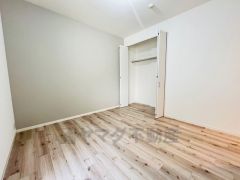 ハンガーパイプ付で散らかりがちな洋服類もきれいに整理できます。使用頻度が少ないものは枕棚の上に、足元には3段ボックスを置いて、フル活用できるクローゼットです＾＾