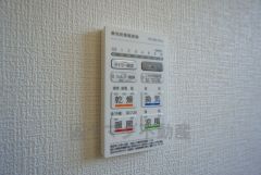 浴室暖房乾燥機には、暖房、乾燥、涼風、換気の4つの機能が付いています。タイマー付きです。