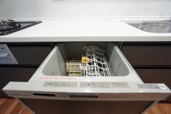 家事の時間が短縮できるフルオープンで開けやすい食器洗い乾燥機付。食事後に家族とのくつろぎタイムをしっかり取れます。
