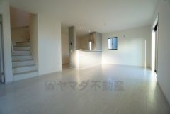 家族が集まる開放的なリビング。約18帖の大空間で毎日のお食事が楽しみです＾＾思い思いの時間を過ごしたり、家族みんなで食事をしたり、素敵な団らんの場になりますね。