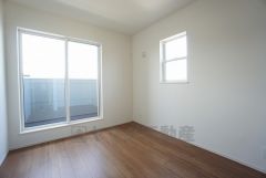 2面採光を確保した明るい室内は、風通しも良く、大変居心地の良い空間となっております。爽やかな風を感じて起きる朝は、快適生活の始まりに。