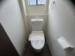 温水洗浄機付トイレです。節水機能もあるので、安心して使えますね。