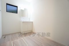 同仕様写真。三面鏡つき洗面台。収納も一体型になっているので、ドライヤーやヘアアイロンの置き場に困りませんね。