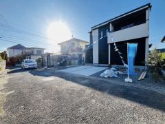 前面道路は車通りも少なく、安全性も確保。 前面道路は車の通り抜けができないので、小さな子供も安心して遊ばせることができます＾＾