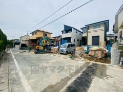 前面道路は約6と広く駐車がスムーズ＾＾ 交通量も少なく小さなお子様がいるご家庭も安心です＾＾ 南向きで陽当たり良好です＾＾