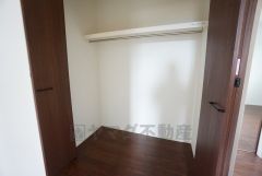 2階廊下収納。各居室で入りきらなった衣類や生活用品、趣味の道具などを収納でき便利です＾＾