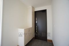 たっぷり収納できるシューズボックスです。家族全員の靴がきれいに整頓できます。棚の上にお花や写真を飾っても良いですね。