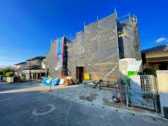 前面道路は公道南側約4.9、北側約6ｍ。大型車の通行が少なく、騒音や振動が静かで快適な生活を送れます。