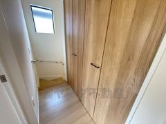 ご年配の方でも安心できる、手すり付き階段です＾＾段差も低めで設定されてますので安全性にも優れてますね＾＾