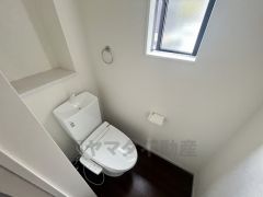 ウォシュレット付トイレです。節水機能もあるので、安心して使えますね。もちろん、1階2階の2ヶ所にトイレがあるので、忙しい朝にもゆとりができますね。