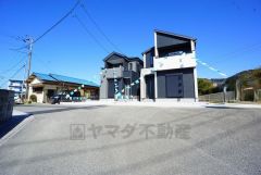 前面道路は公道南西側約4.9～7.6ｍ。 幅広くお車の離合もスムーズです＾＾ 大型車の通行ほとんどがなく、騒音や振動が少ないので静かで快適な生活を送れます。