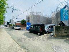 前面道路は大型車両などの通行も少なく小さなお子様がいるご家庭も安心です＾＾カースペースは3台駐車出来ます＾＾