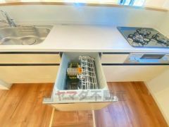 家事の時間が短縮できる食器洗浄乾燥機付。後片付けもラクラクです。