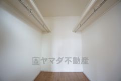 収納力豊富なウォークインクローゼット付き。洋服や小物などを1箇所にまとめて美しい収納を実現します。