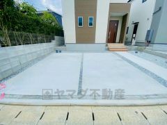 駐車スペースはゆとりある並列3台分を確保。