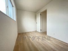 木目調のシンプルデザインで落ち着きと安らぎの空間に仕上げています。各部屋に収納が完備されているので、お荷物が多くなっても安心の設計です。