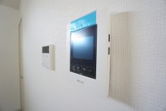 防犯性もばっちり、TVモニター付きインターフォン完備。大きなモニターで玄関先を確認できます。録画機能が付いているので不在時の訪問者も確認できて安心です^^