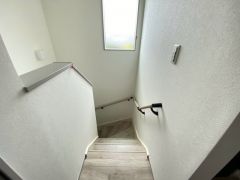 採光も十分に計算された、手摺付き階段部分です。勾配も緩やかに設計されており、安全性も重視。