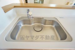 色も形もキレイなシンクは、広さも確保しているので、大きめの鍋も簡単に洗えます。
