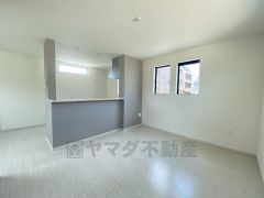 家族が集まる開放的なリビング。思い思いの時間を過ごしたり、家族みんなで食事をしたり、素敵な団らんの場になりますね。