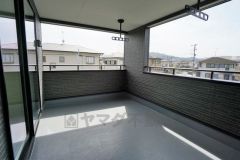 同仕様写真。お洗濯物を干すスペースとしても十分な広さがあります。  お天気の良い日はお洗濯物がよく乾きそうな日当たり良好のバルコニー＾＾