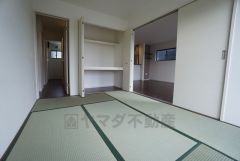 リビングからの続き間として和室をご用意しました。普段はリビングとつなげて開放的なスペースとして。来客時には客間としてお使いいただけます。