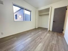 明るい洋室です。ナチュラル色のフローリングで開放的な優しい雰囲気になっています＾＾ベッドや机、ＴＶを置いてもゆとりのある広さです。