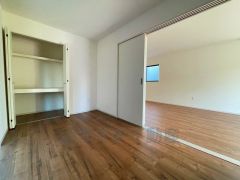 リビング横の洋室。暖かい日差しが差し込む洋室。たっぷり収納できるクローゼット付きでお部屋の中をすっきりと快適に保てます。