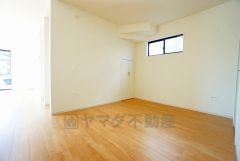 キッチン横スペース。WICと収納を完備しており、日用品や趣味の道具などの収納に便利です。 机を置いて、お子様の学習スペースや作業スペースに＾＾