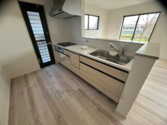 対面式カウンターキッチンでお子様の様子が見守れます。カウンタートップは耐熱性に優れており、日ごろのお掃除もふき取るだけでＯＫ。ステンレスシンクも簡単にお掃除できますよ。