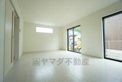 夏は強い日差しをカット、冬は暖かな遮熱高断熱型Low-Eガラスを採用。夏の強い日差しを約60%カットし、冷房効果を高めます。紫外線もカットするため紫外線による日焼けも抑制。
