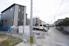 前面道路は交通量が少なく、小さなお子様がいるご家庭も安心です。