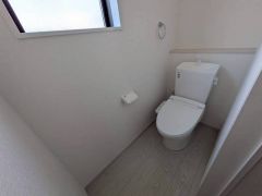 温水洗浄機付トイレです。節水機能もあるので、安心して使えますね。もちろん、1階2階の2ヶ所にトイレがあるので、忙しい朝にもゆとりができますね。