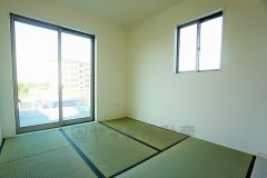 同仕様写真。ＬＤＫに隣接する和室です。様々な使用用途で活躍しそうです。