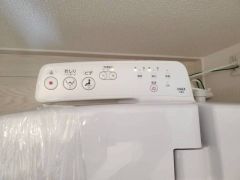 温水洗浄機付トイレです。節水機能もあるので、安心して使えますね。