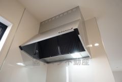 調理により発生する油煙や臭いを吸い込み、屋外へ排気してくれます。
