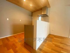 対面式キッチンを中心としたリビングダイニングで家族の会話が弾みそうです。