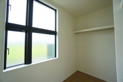 収納力豊富なウォークインクローゼット付き。洋服や小物などを1箇所にまとめて美しい収納を実現します。