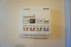 雨の日の洗濯も安心できる浴室暖房乾燥機付き浴室。リモコンで操作もボタン1つで簡単。 浴室暖房乾燥機には、暖房、乾燥、涼風、換気の4つの機能が付いています。タイマー付きです。