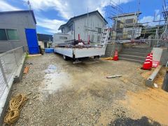 カースペースは停めやすい並列駐車2台付き。ご夫婦で1台ずつ所有できます＾＾ 前面道路は6ｍと駐車がスムーズにできます＾＾