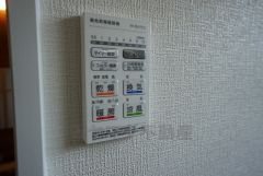 雨の日の洗濯も安心できる浴室暖房乾燥機付き浴室。リモコンで操作もボタン1つで簡単。 浴室暖房乾燥機には、暖房、乾燥、涼風、換気の4つの機能が付いています。タイマー付きです。