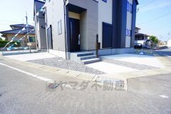 駐車スペースはゆとりある3台分を確保。マイカー用に、お客さま用に、余裕を持ってご利用いただけます^^