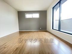 住む人のこだわりを活かす洋室＾＾日当たりがよく、寝室としての利用もおすすめ。広めのクローゼットもあり荷物もすっきり片付けれ、ゆとりのある暮らしが出来ます＾＾