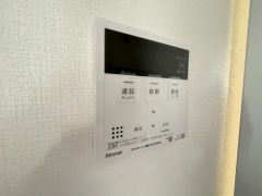 キッチン横に給湯器リモコンを設置していますので、忙しい時間帯でもスイッチ一つでお風呂の用意ができますよ＾＾