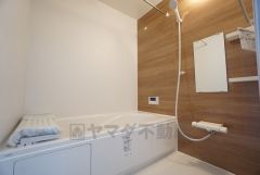 同仕様写真。1日の疲れを癒すくつろぎのバスルーム。足を伸ばしてもゆったりと入れるサイズです。お子様と一緒にお風呂に入っても狭くないですね^^