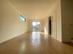 夏は強い日差しをカット、冬は暖かな遮熱高断熱型Low-Eガラスを採用。夏の強い日差しを約60%カットし、冷房効果を高めます。紫外線もカットするため紫外線による日焼けも抑制。