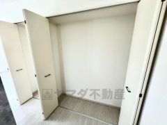 まとめ買いしてもこの収納量なら心配要らずのパントリー。調理家電や食品のストックをすっきりまとめられ、キッチン周りを広々使えます。